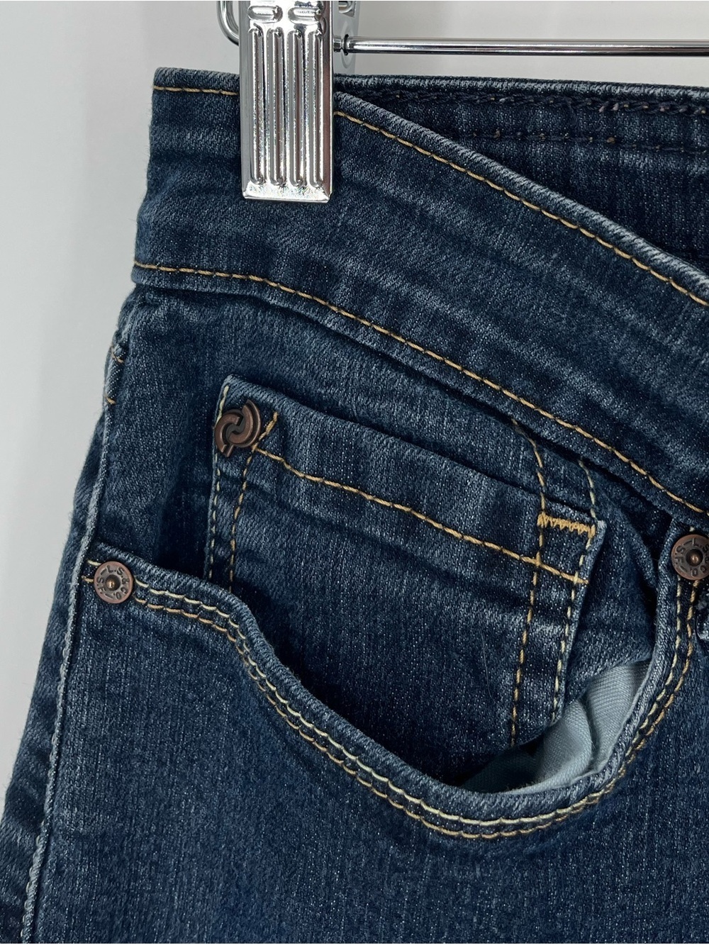Denizen Levi's Modern Skinny Jeans Women’s Size 8 in Dark Wash Blue - Picture 2 of 15